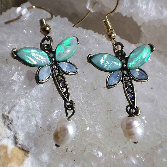 Opalescent Dragonfly Pierced Earrings NEW on Card Cultured Pearls Delicate - Picture 9 of 11